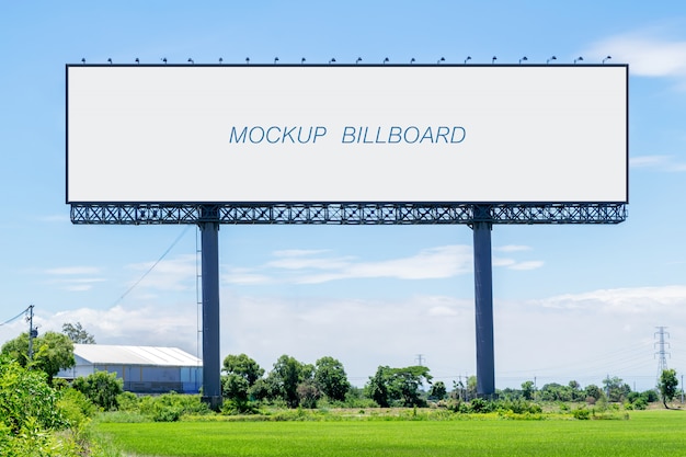 Duży billboard makieta stoi na zielonych łąkach.