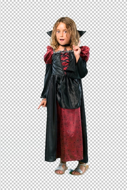 Dziecko ubrane jak wampir w święta halloween stoi i myśli pomysł