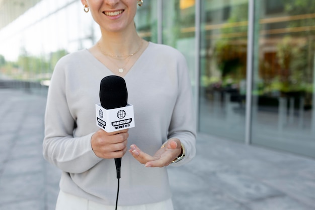 Dziennikarz trzymający makietę mikrofonu