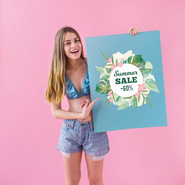 PSD dziewczyna pokazuje plakat sprzedaż lato