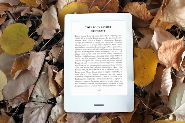 E-book reader mock-up, foglie d'autunno, sfondo colorato, lettura