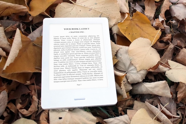 PSD e-book reader mock-up, foglie d'autunno, accogliente