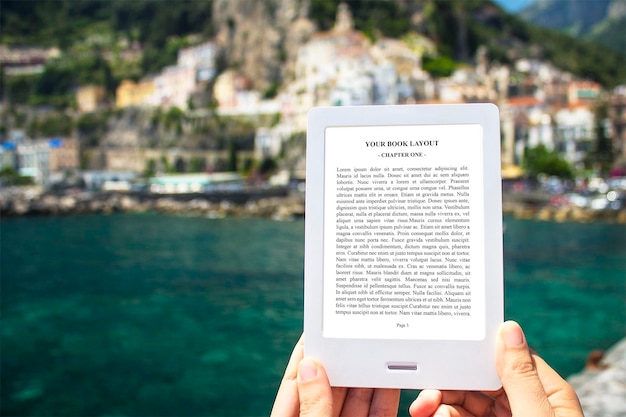 E-book reader, mock-up, blauwe zee achtergrond en kleurrijk landschap