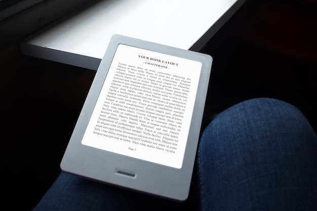 PSD e-book reader mock-up, ragazza che legge nel treno retrò, blue jeans