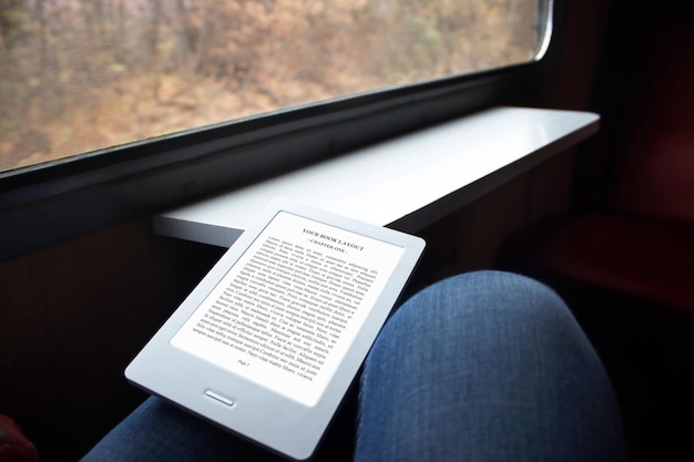 E-book reader mock-up, meisje met spijkerbroek lezend in de trein, herfst