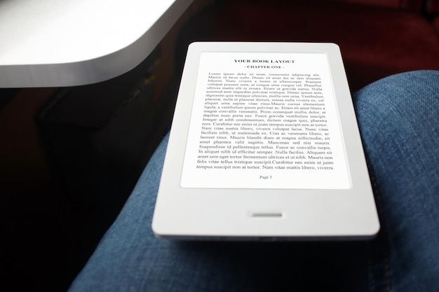 E-book reader mock-up, meisjesleesboek, spijkerbroek