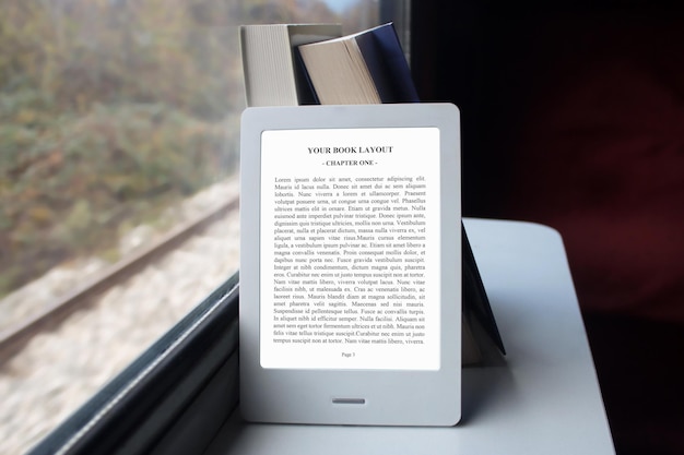 PSD 전자책 리더 목업, 기차에서 읽기, 책, 페이지