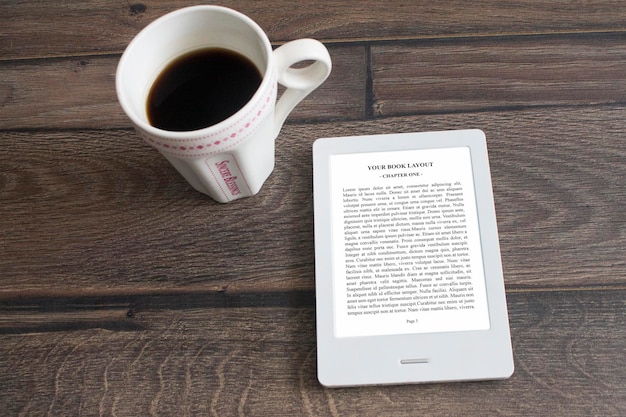 E-book reader, mock-up con tazza di caffè e sfondo marrone scuro