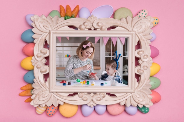 Foto di famiglia di pasqua con cornice di uova dipinte