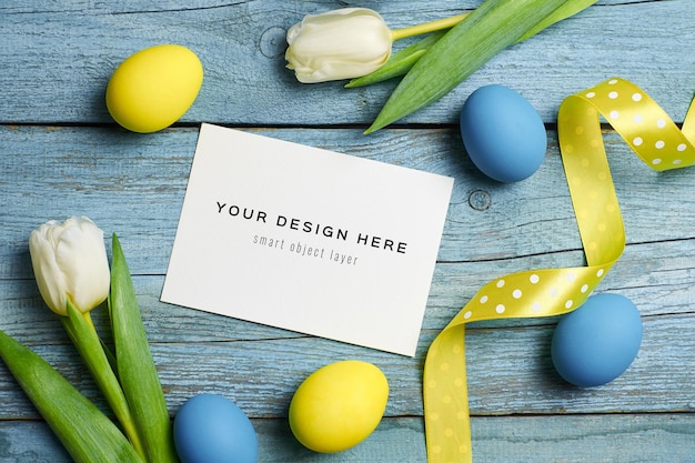 PSD mockup di cartolina d'auguri di festa di pasqua con uova colorate e fiori di tulipani