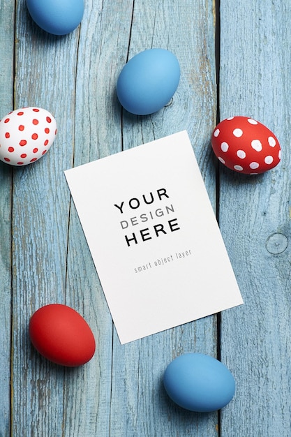 PSD Макет поздравительной открытки к пасхе с крашеными яйцами