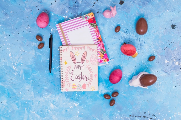 Mockup di pasqua con carta e uova di cioccolato