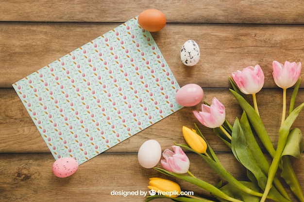 PSD mockup di pasqua con carta e fiori