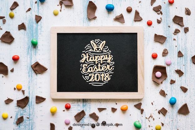 PSD mockup di pasqua con ardesia e cioccolato