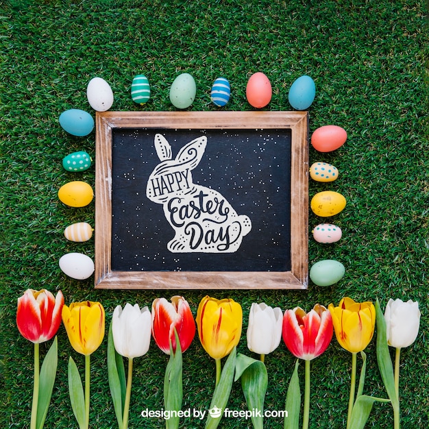 PSD mockup di pasqua con ardesia e tulipani