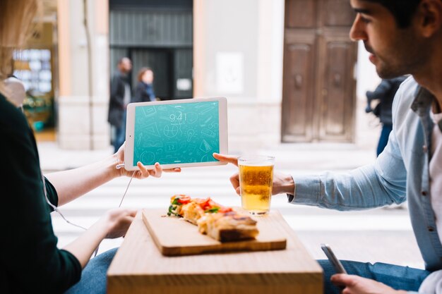 PSD mangiare coppia in città con tablet