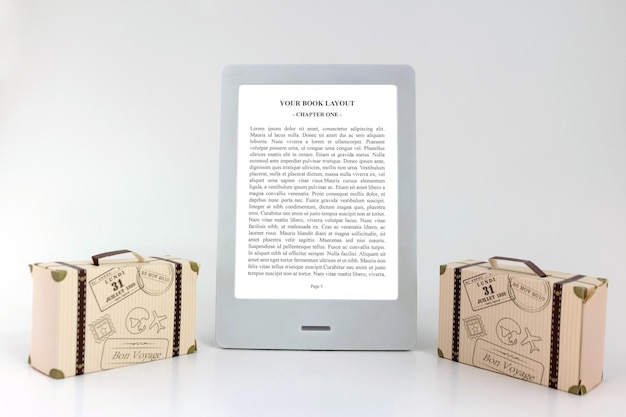 Ebook Reader Makieta Z Papierowymi Walizkami Białym Tłem