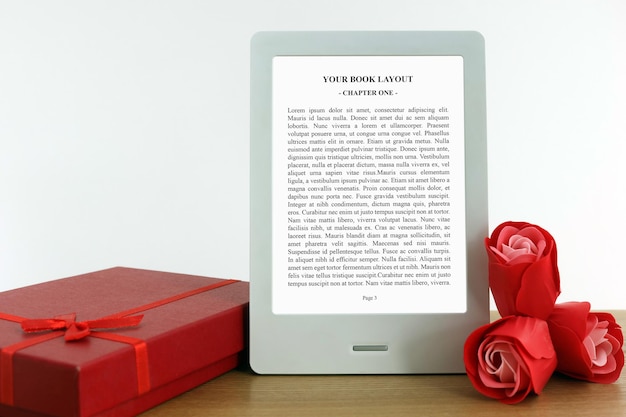 PSD ebook reader mockup scatola regalo rose rosse in rosso