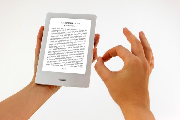 Ebook Reader Mockup Trzymając Się Za Ręce I Tło W Kolorze Białym