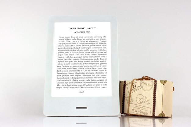 PSD ebook reader mockup con valigia di carta in miniatura marrone