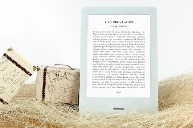 Ebook reader mockup con valigie di paglia e carta in miniatura