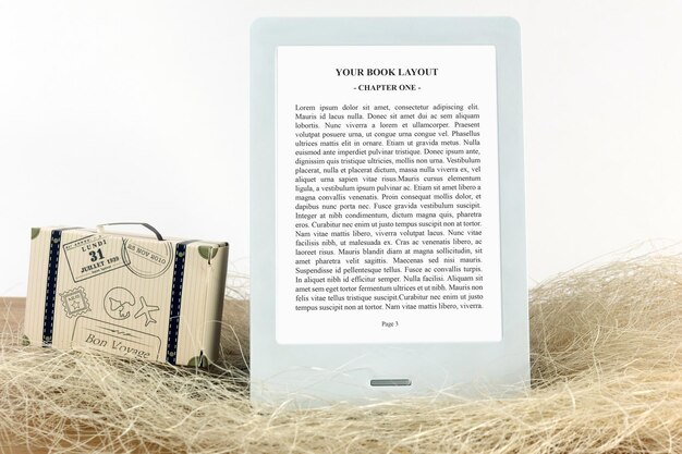 Ebook reader mockup con valigia di carta paglia