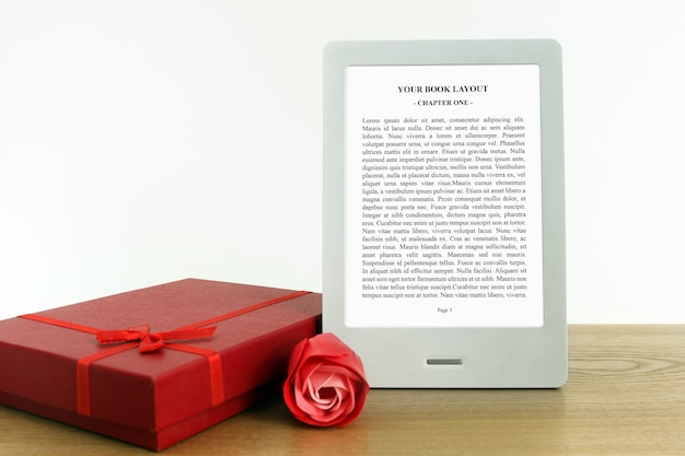 PSD ebook reader mockup z czerwonym pudełkiem i czerwoną różą