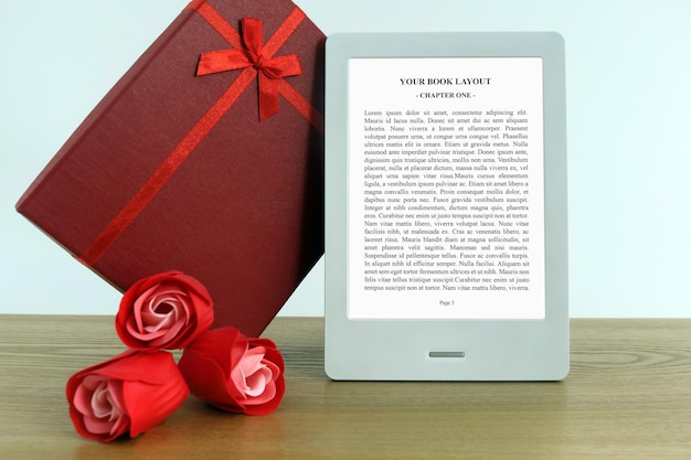 PSD ebook reader mockup z pudełkiem prezentowym w kolorze czerwonym i róż