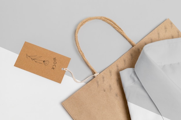 Экологичный ценник и бумажный пакет с формальным макетом рубашки