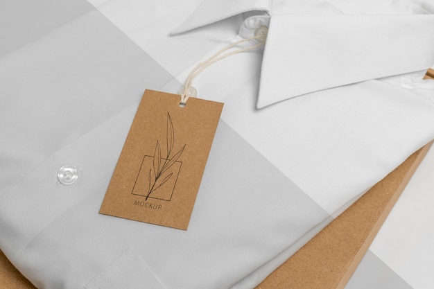 Cartellino del prezzo ecologico e sacchetto di carta con mock-up di camicia formale