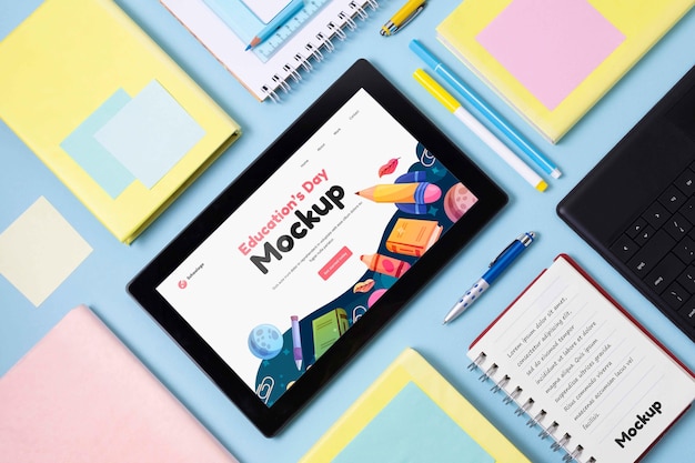 Disposizione del tablet mock-up per la giornata dell'istruzione