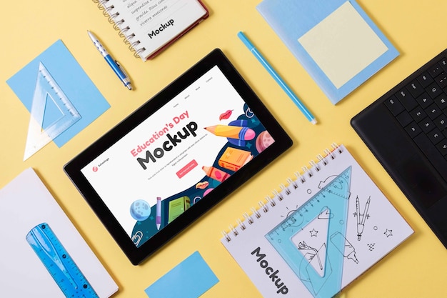 Disposizione del tablet mock-up per la giornata dell'istruzione