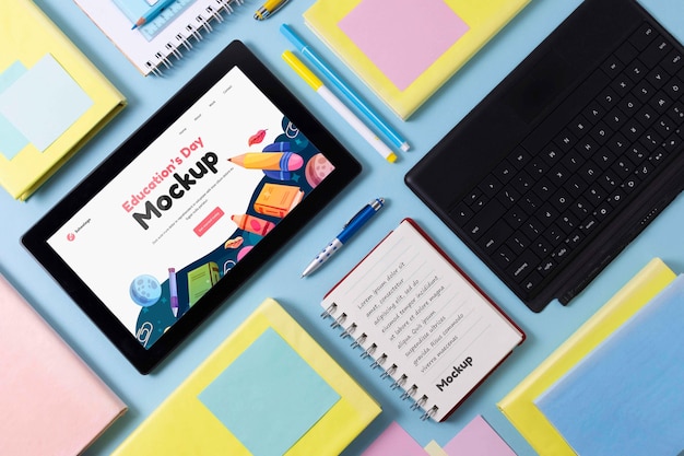 Assortimento di tablet mock-up per la giornata dell'istruzione