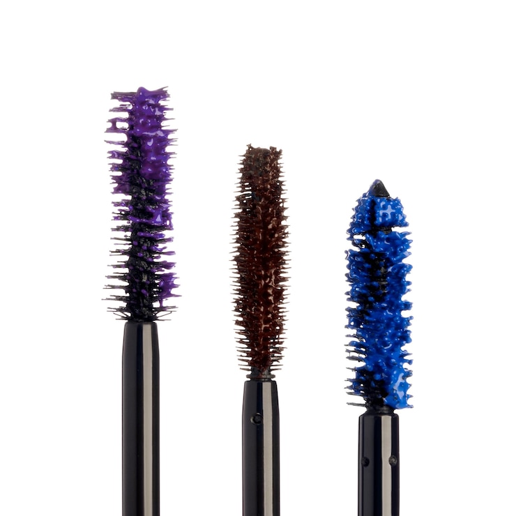 PSD een close-up van drie mascara staven bedekt met glanzende mascara