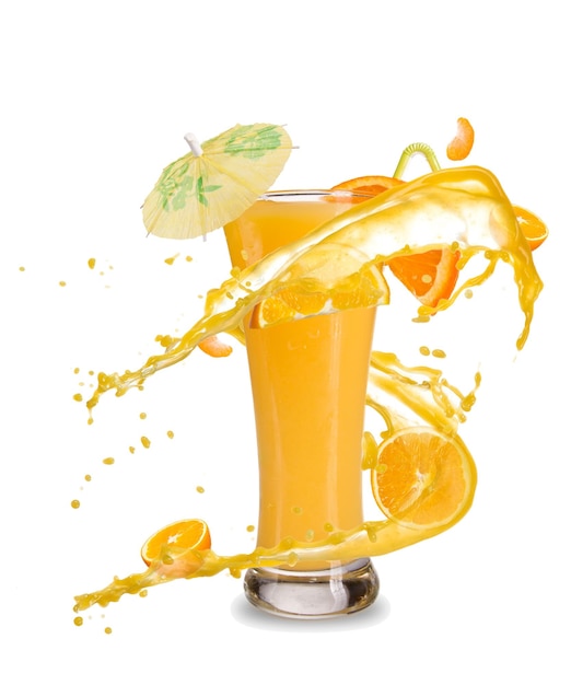 een glas sinaasappelsap met een plakje citroen erop