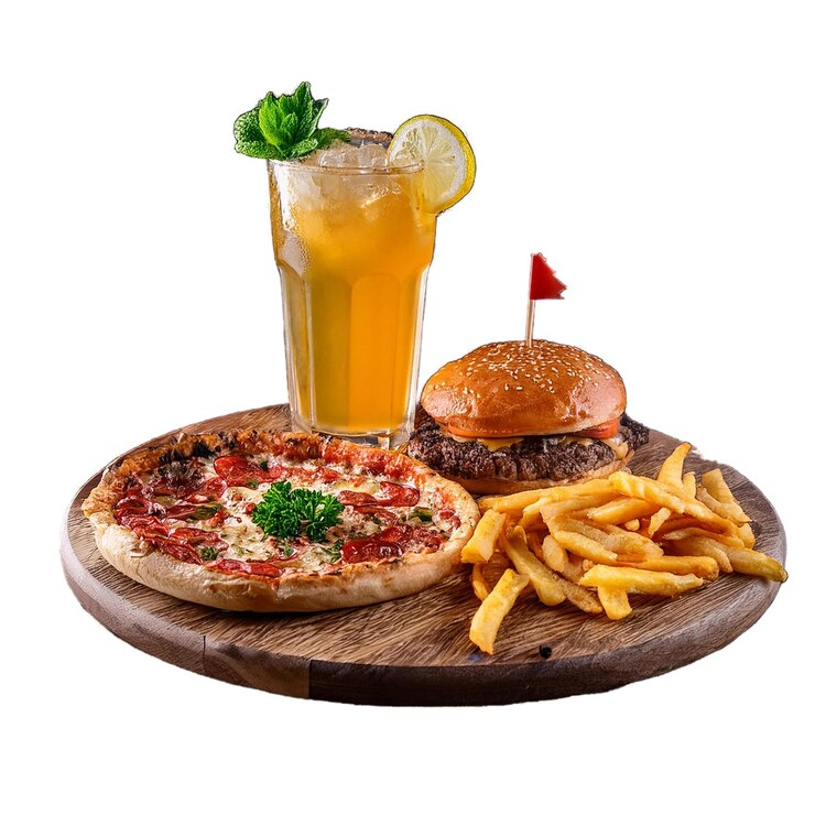 PSD een glas sinaasappelsap naast een pizza en een drankje