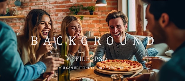 Een groep tienervrienden eet samen pizza terwijl ze grappen maken