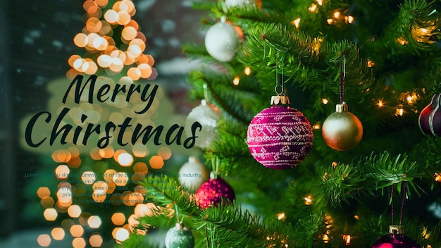 een kerstboom met een kaartje met de tekst "Vrolijk kerstfeest"