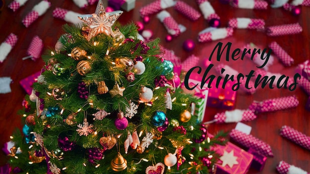 een kerstboom met een ster erop