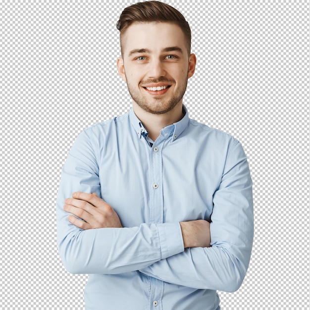 Een knappe jonge zakenman met gekruiste armen die zelfverzekerd glimlacht.