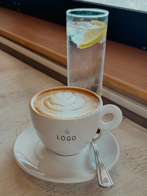Een kop cappuccino met een citroen erop.