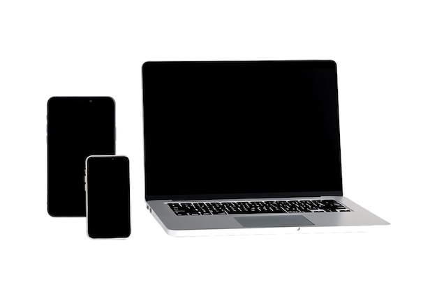 Een laptop zit naast een grotere en kleinere smartphone. Moderne technologie getoond.