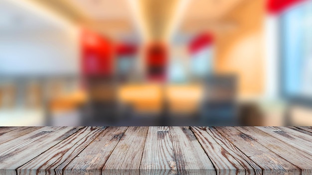 Een lege houten tafel op kantoor voor displayartikelen