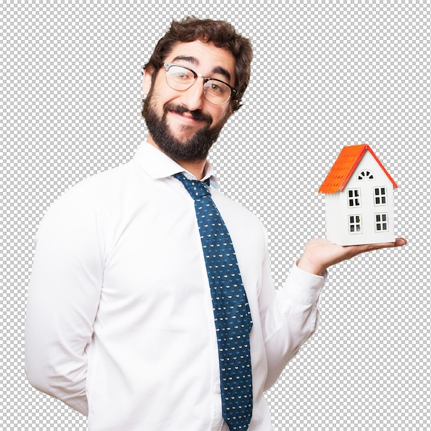 Een man die glimlacht met een huis in zijn hand.