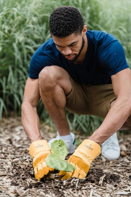 een man met een blauw shirt handschoenen branding mockup
