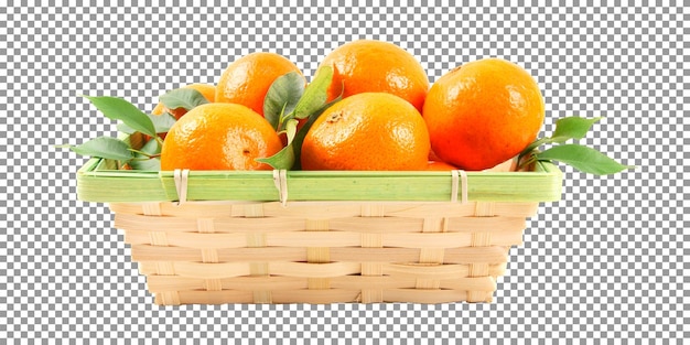 Een mand vol sinaasappelen met groene bladeren op transparante achtergrond