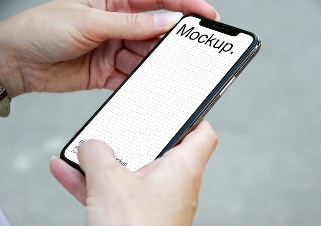 Een persoon die een telefoon vasthoudt met de tekst "scupage" erop.