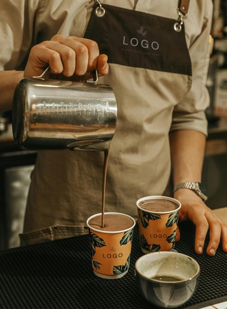 een persoon schenkt een kop koffie en een drankje