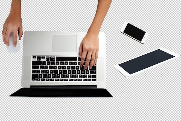 een persoon schrijft op een laptop met een zwart toetsenbord