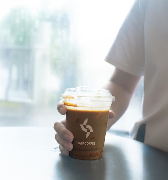 Een plastic drinkbeker op een handmodel